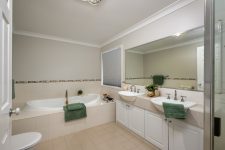 138 Ridgetop Drive, GLENMORE PARK, NSW 2745 Australia