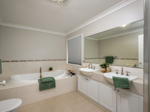 138 Ridgetop Drive, GLENMORE PARK, NSW 2745 Australia