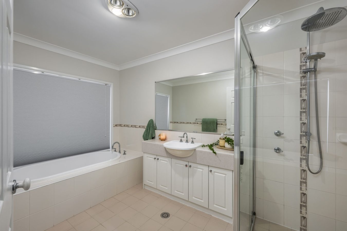 138 Ridgetop Drive, GLENMORE PARK, NSW 2745 Australia