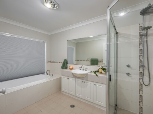 138 Ridgetop Drive, GLENMORE PARK, NSW 2745 Australia